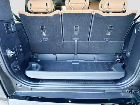 New 2026 Land Rover Defender 130 X-Dynamic SE image 11