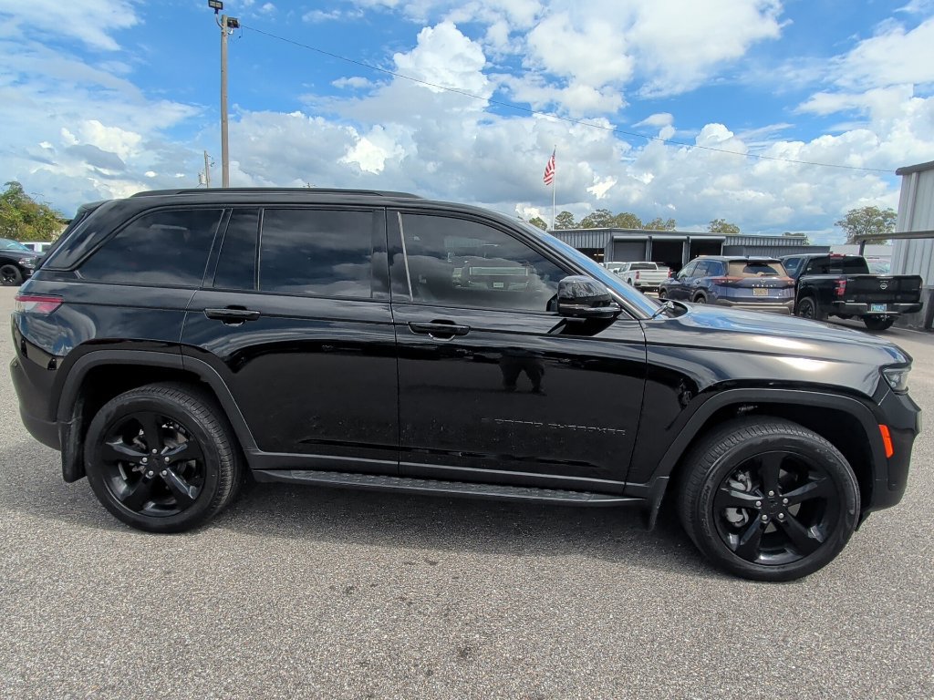 Used 2025 Jeep Grand Cherokee Limited w/ Luxury Tech Group II AWD/4WD image 5