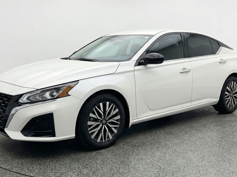 Used 2025 Nissan Altima 2.5 SV FWD image 3