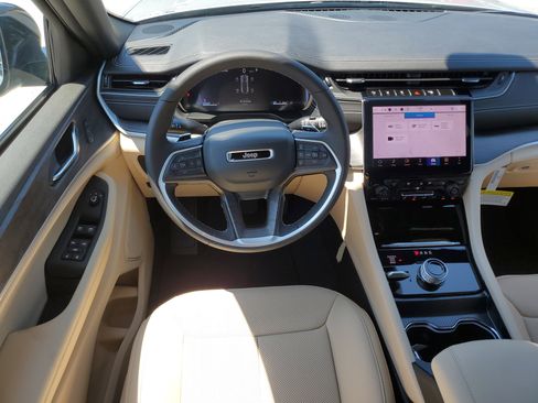 New 2025 Jeep Grand Cherokee Limited w/ Luxury Tech Group II image 18