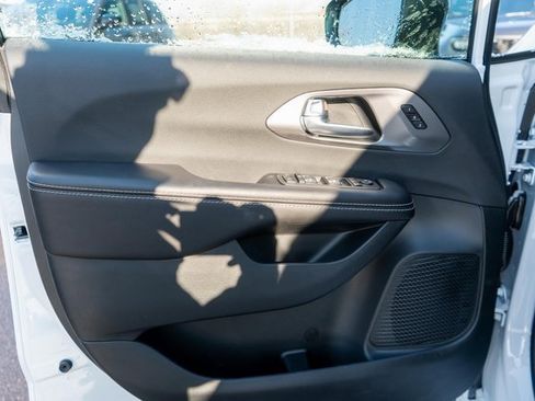 New 2026 Chrysler Pacifica Select image 12