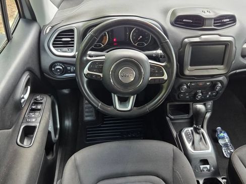 Used 2020 Jeep Renegade Latitude FWD image 8