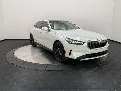 Used 2025 BMW 540i xDrive AWD/4WD image 2