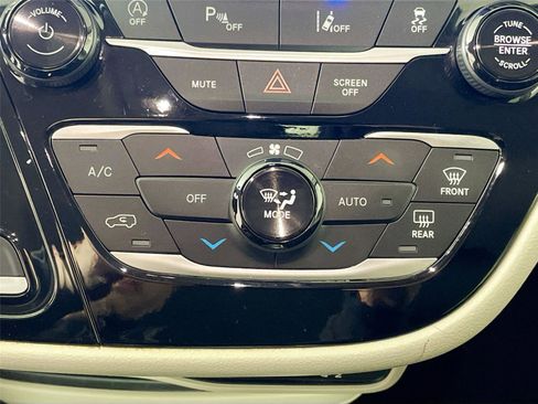 Used 2024 Chrysler Pacifica Touring-L FWD image 9