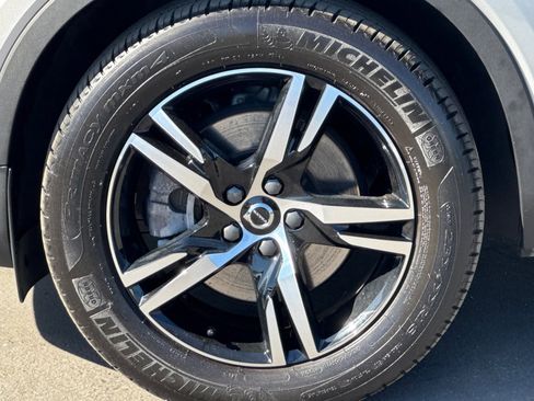 Certified 2025 Volvo XC40 B5 Core image 12