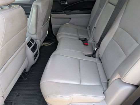 Used 2016 Honda Pilot Touring image 10