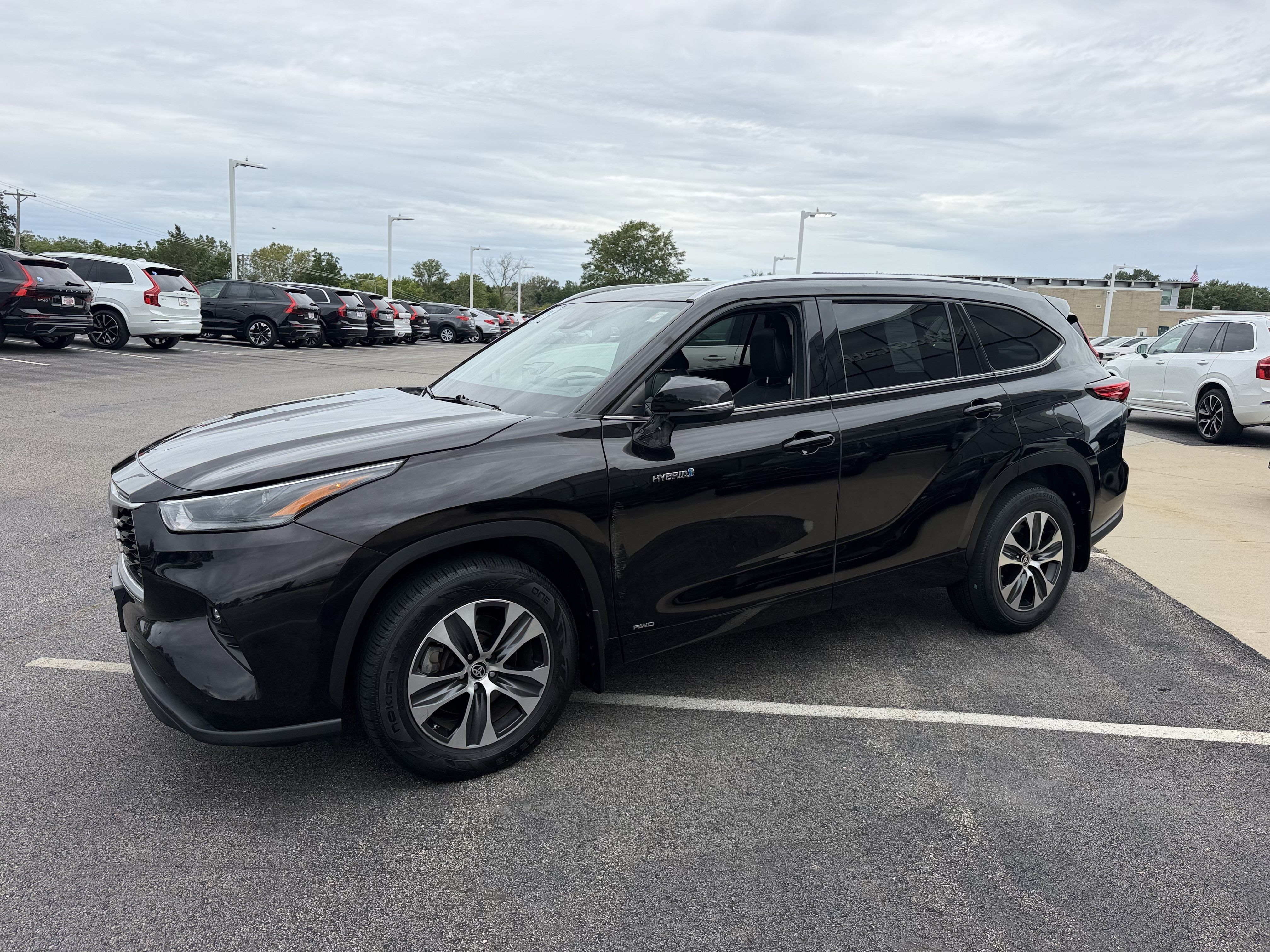 Used 2021 Toyota Highlander XLE AWD/4WD image 6