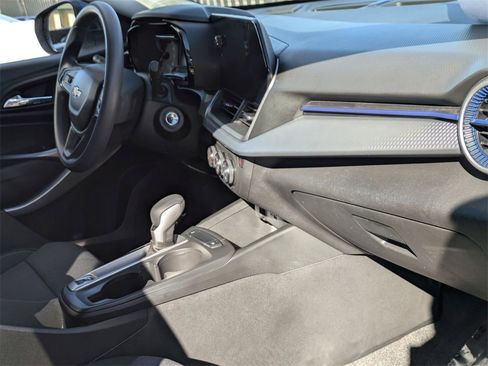 Used 2025 Chevrolet Trax LS image 30