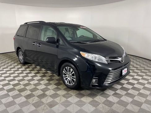 Used 2018 Toyota Sienna XLE image 23