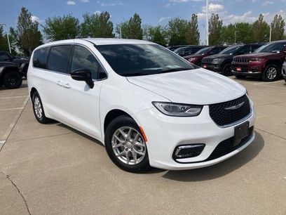 Used 2025 Chrysler Pacifica Select