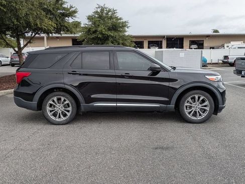 Used 2022 Ford Explorer XLT w/ Equipment Group 202A RWD image 2