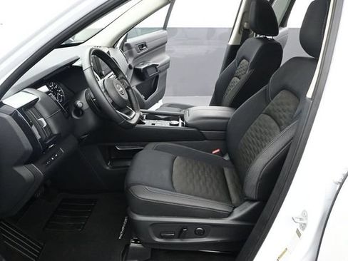 Used 2025 Nissan Pathfinder SV AWD/4WD image 13