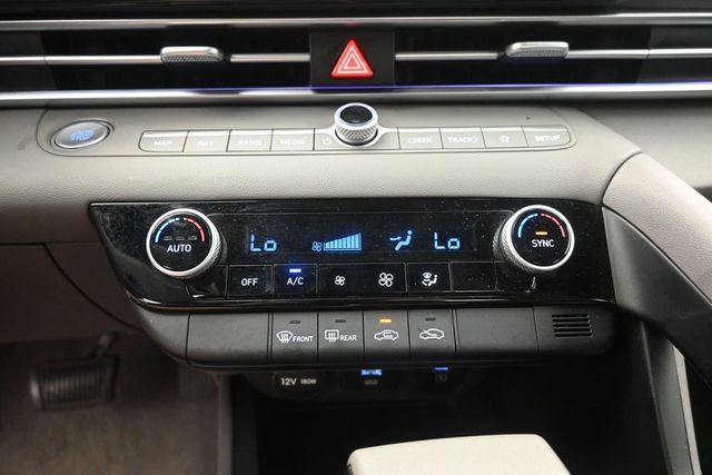 Used 2024 Hyundai Elantra SEL FWD image 25