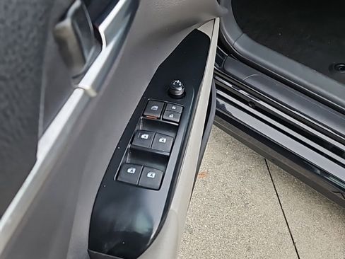 Used 2019 Toyota Camry SE image 11