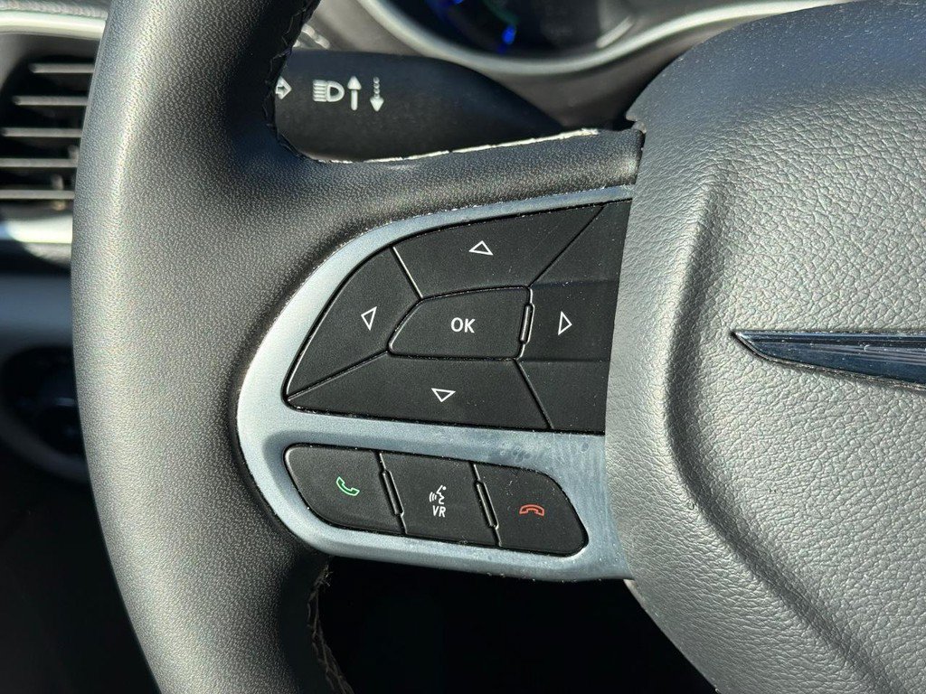 Certified 2024 Chrysler Pacifica Limited FWD image 15