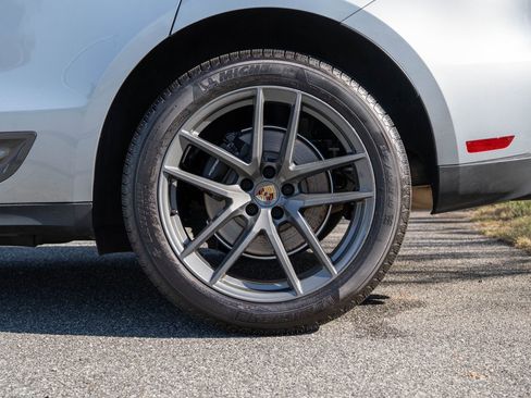 Certified 2025 Porsche Macan Turbo image 12