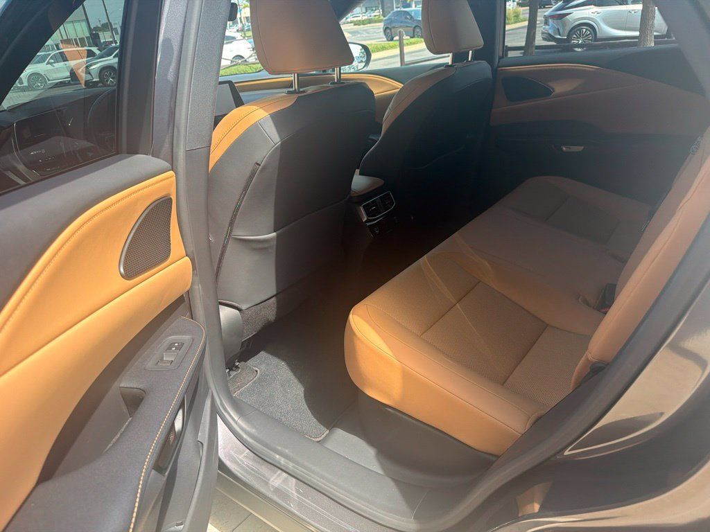 Used 2025 Lexus RX 350 Premium w/ Accessory Package (Z1) FWD image 6