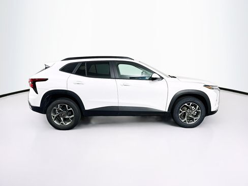 Used 2025 Chevrolet Trax LT w/ LT Convenience Package FWD image 10