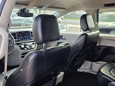 Used 2022 Chrysler Pacifica Touring-L FWD image 18