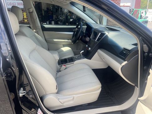 Used 2010 Subaru Outback 2.5i Premium AWD/4WD image 6