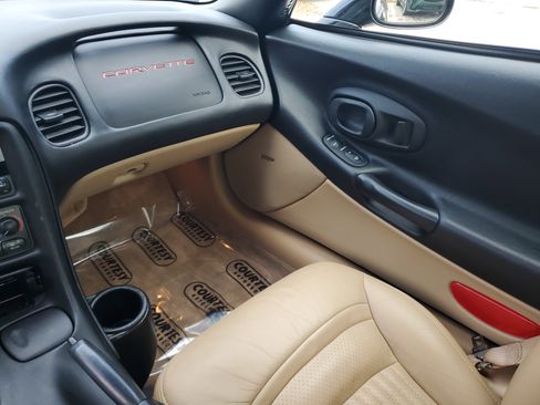 Used 2004 Chevrolet Corvette Coupe image 11