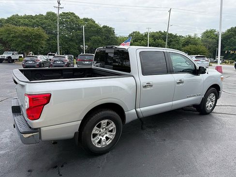 Used 2018 Nissan Titan SV RWD image 3