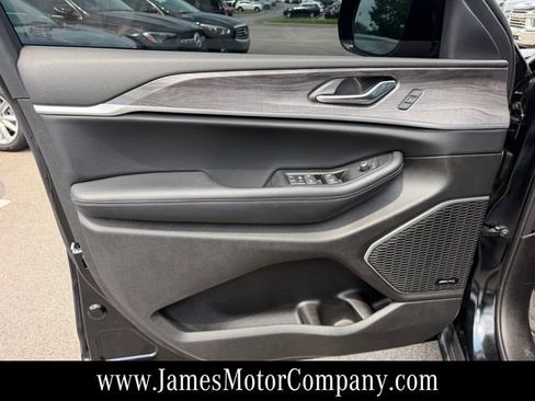Used 2025 Jeep Grand Cherokee Limited w/ Luxury Tech Group II AWD/4WD image 13