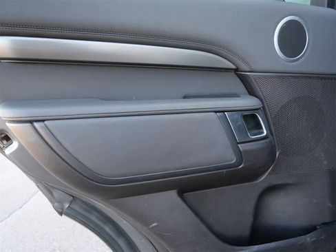 Used 2018 Land Rover Discovery HSE image 11