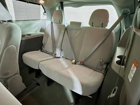 Used 2017 Toyota Sienna LE FWD image 26