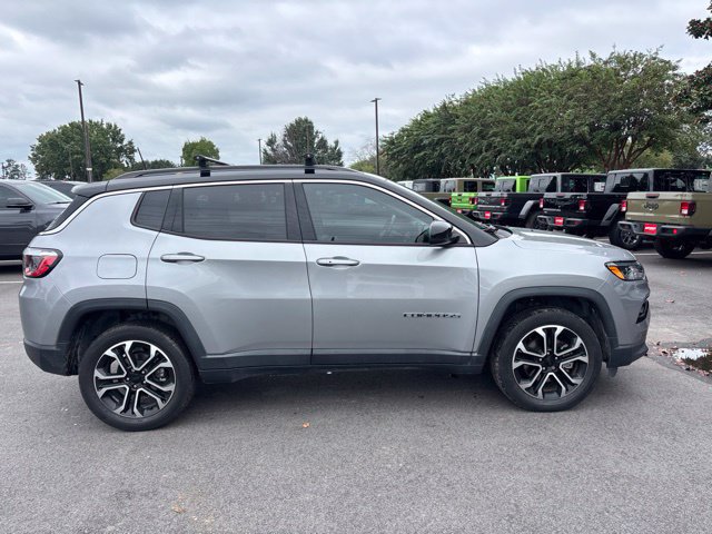 Used 2022 Jeep Compass Limited AWD/4WD image 11