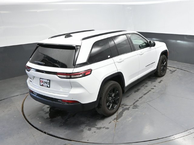 Used 2025 Jeep Grand Cherokee Altitude AWD/4WD image 35