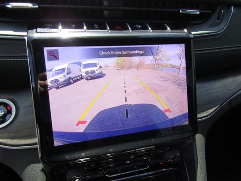 Used 2024 Jeep Grand Cherokee Limited w/ Black Appearance Package image 14