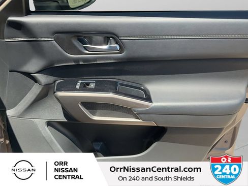 Used 2023 Nissan Pathfinder Platinum w/ Lighting Package (N92) AWD/4WD image 10