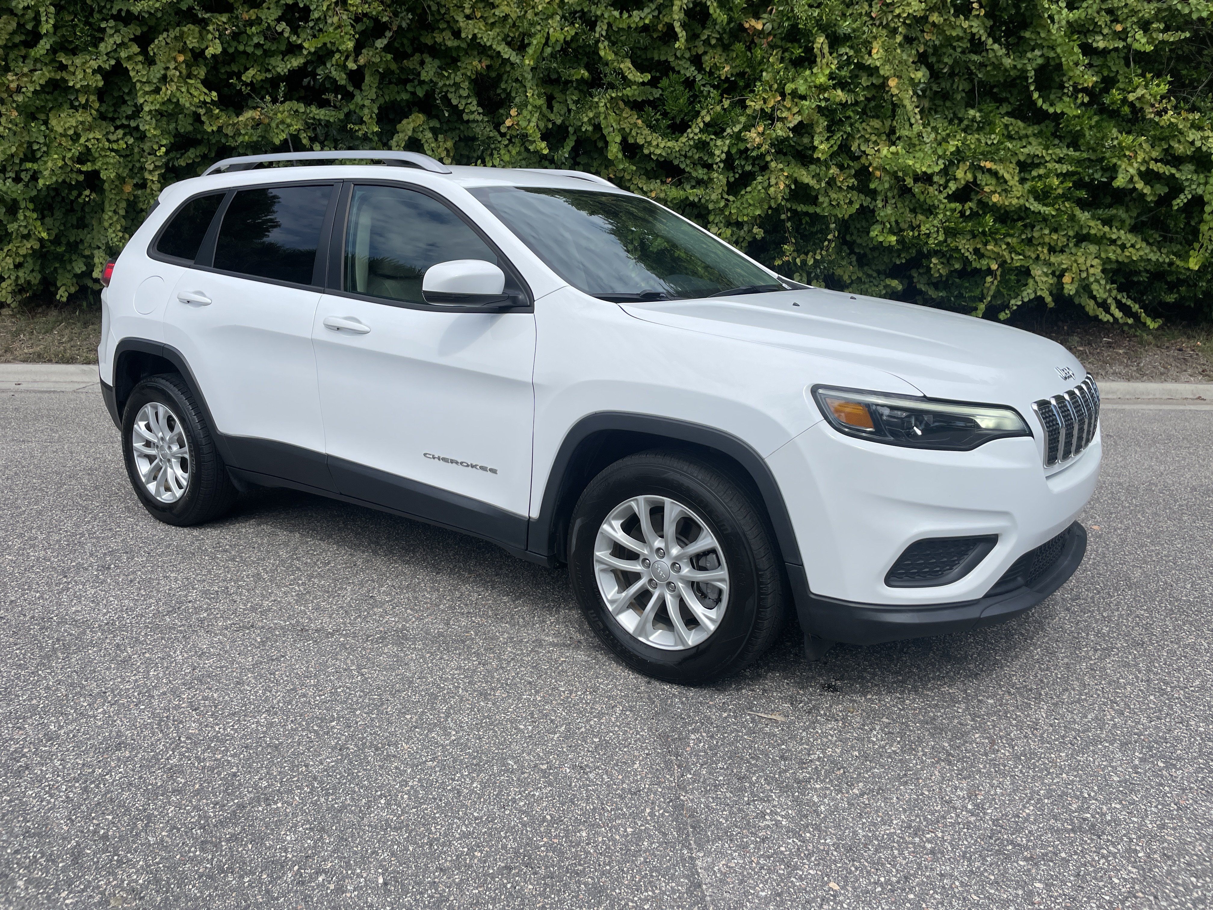 Used 2021 Jeep Cherokee Latitude FWD image 2