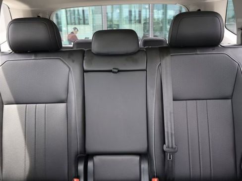 Used 2024 Volkswagen Tiguan SE image 17