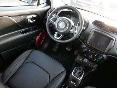 Used 2023 Jeep Renegade Trailhawk w/ Trailhawk Elite Group image 12