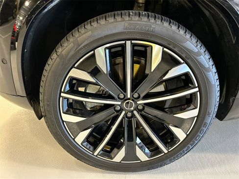Certified 2025 Volvo XC90 B6 Plus image 8