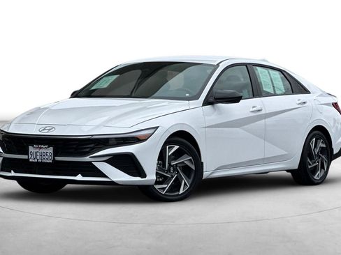 Certified 2025 Hyundai Elantra SEL image 2