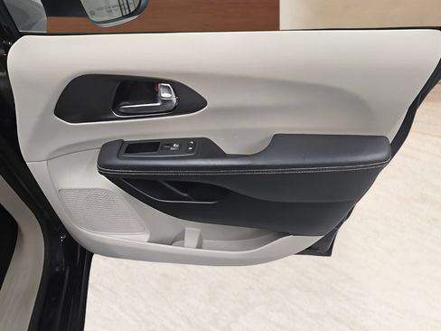 Used 2023 Chrysler Pacifica Touring-L FWD image 23