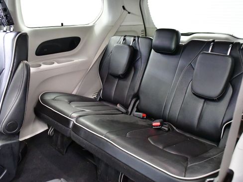 Used 2023 Chrysler Pacifica Touring-L w/ Uconnect Theater Family Group FWD image 12