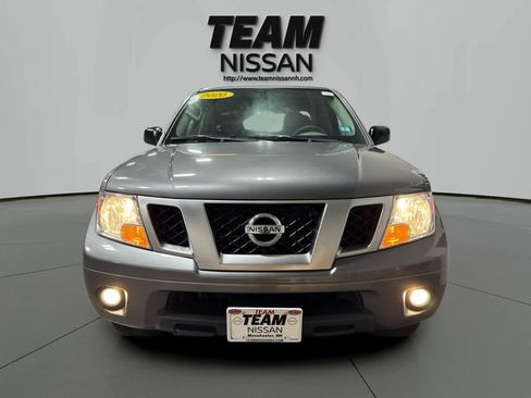 Used 2020 Nissan Frontier SV image 2