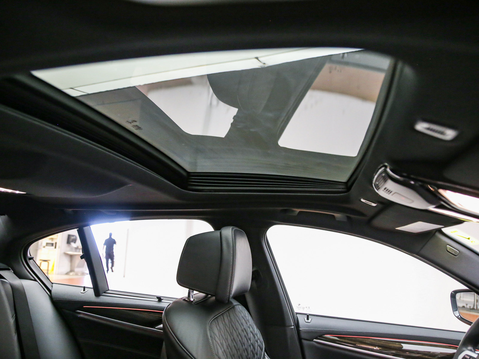 Used 2021 BMW M550i xDrive w/ Executive Package AWD/4WD image 18