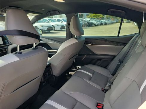 Used 2025 Toyota Camry SE image 5