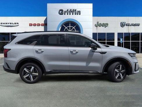 Used 2022 Kia Sorento EX w/ Panoramic Sunroof Package FWD image 3