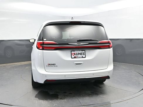 Used 2023 Chrysler Pacifica Touring-L FWD image 8