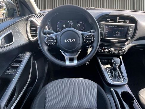Used 2023 Kia Soul LX w/ LX Technology Package FWD image 6