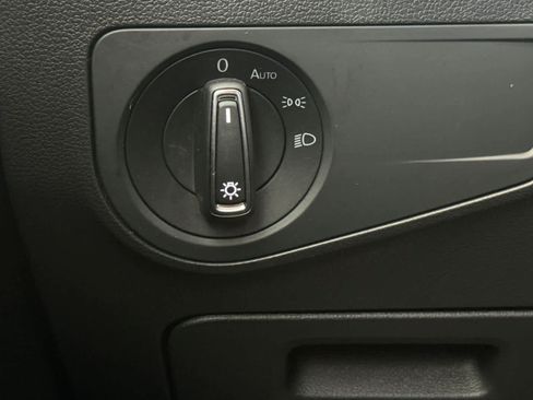 Used 2023 Volkswagen Tiguan SE w/ Panoramic Sunroof Package FWD image 30
