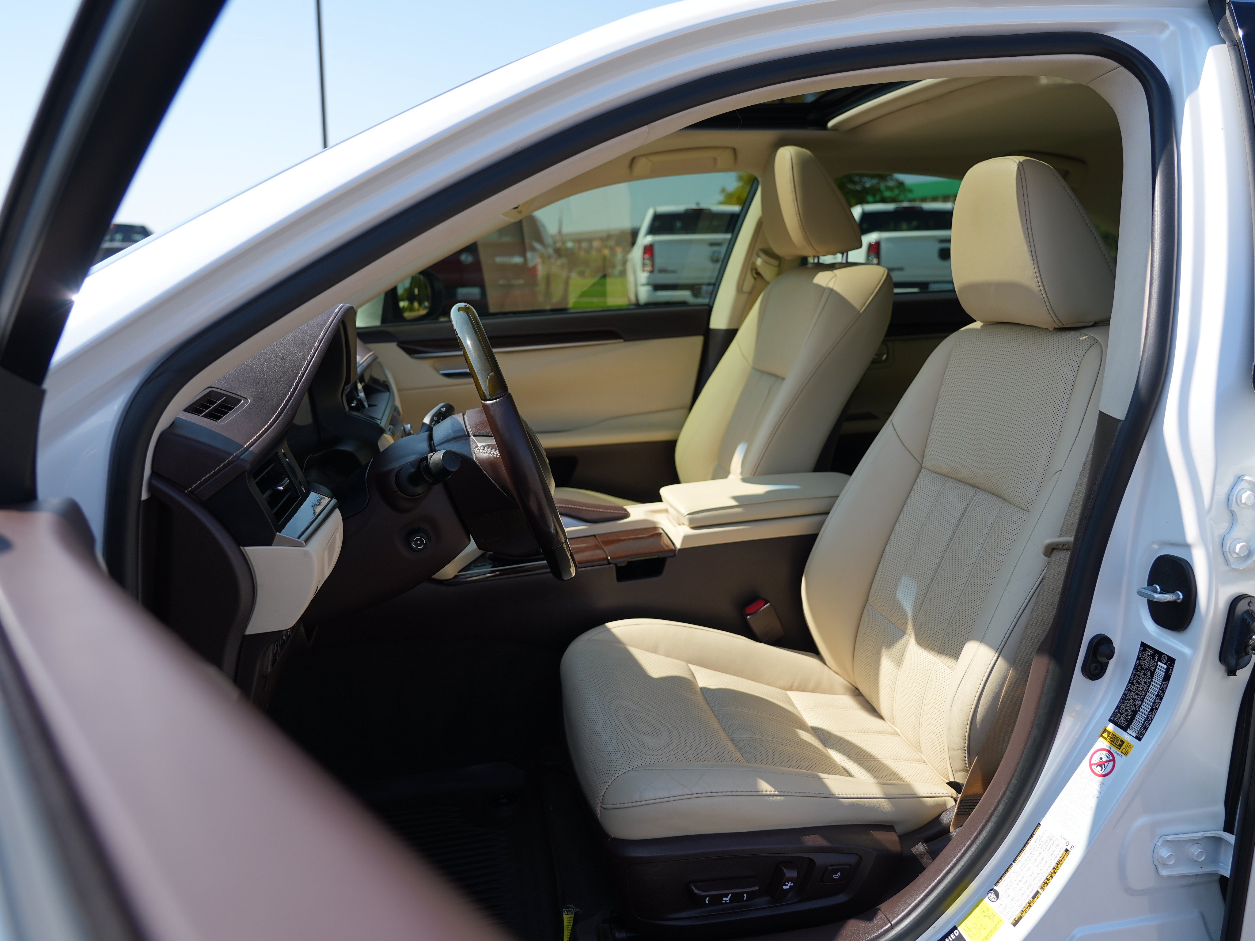Used 2016 Lexus ES 350 w/ Luxury Package w/Wood Trim FWD image 16