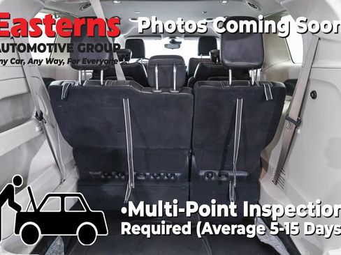 Used 2023 Chrysler Pacifica Touring-L FWD image 9
