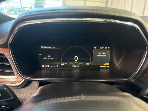 Used 2017 Lincoln Continental Select image 18